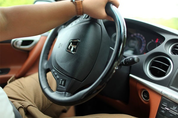 chắm óc ô tô mùa hè