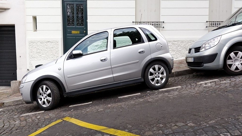 Cách đỗ xe an toàn trên đường dốc