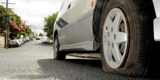 lái xe ô tô khi thủng lốp