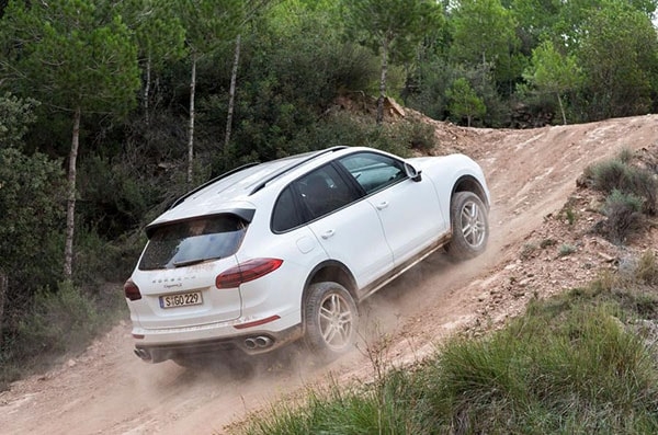 kỹ thuật khởi động xe ngang dốc