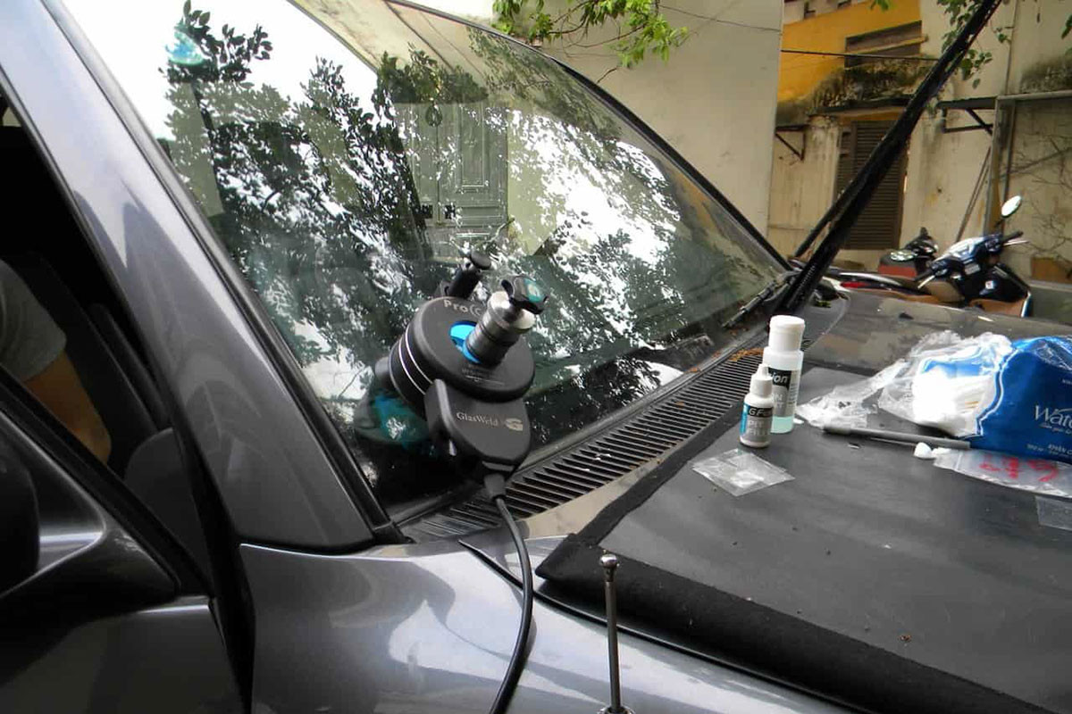 Cách xử lý khi kính chắn gió bị rạn nứt