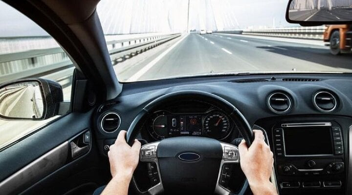 Cách giữ xe ô tô ở chính giữa làn đường cho tài mới