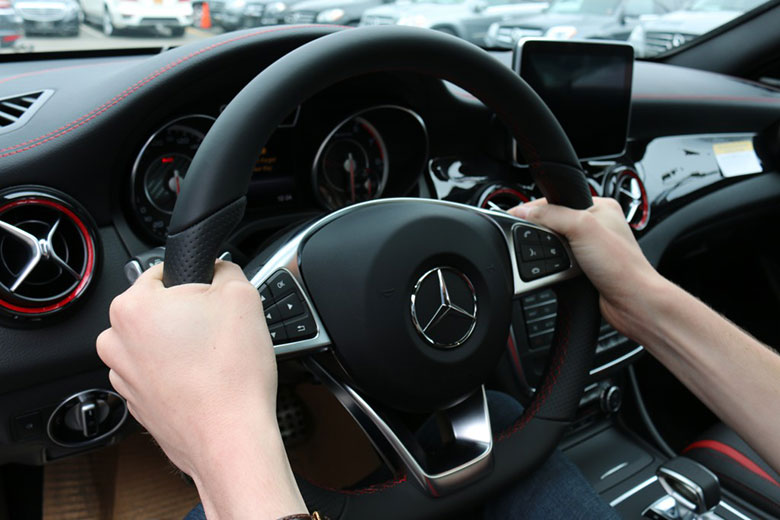 cách cầm vô lăng đúng