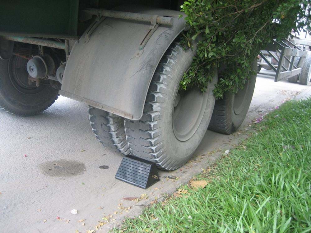 Cách đỗ xe an toàn trên đường dốc