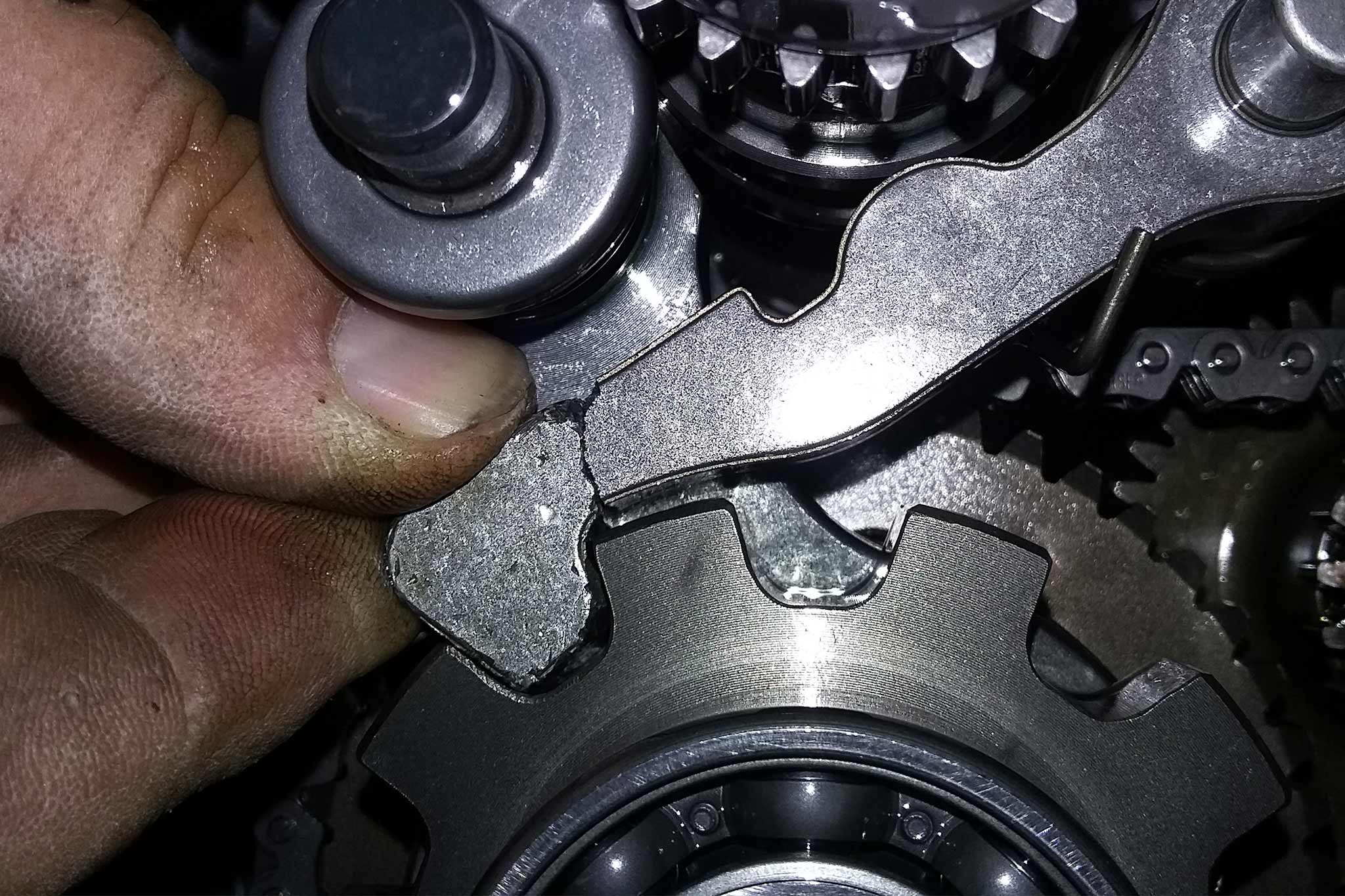 Có nên cài thắng tay khi đậu xe số tự động?