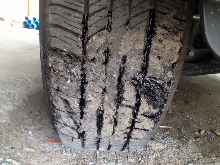 Nên làm gì khi lốp ô tô dính nhựa đường?