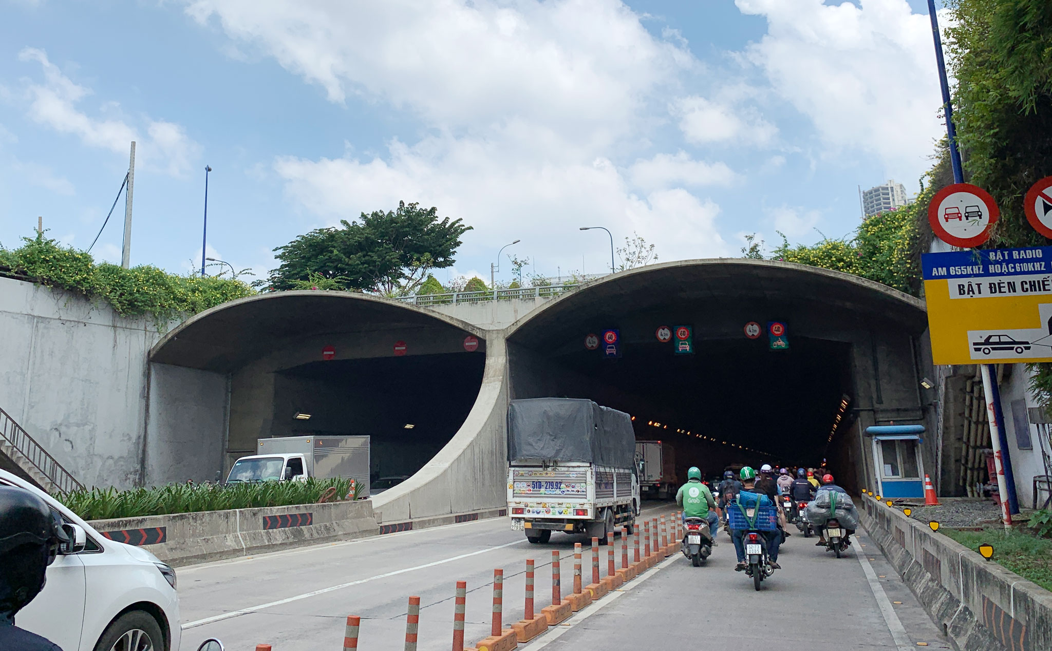 Kinh nghiệm lái xe an toàn trong hầm đường bộ