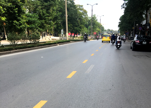 Vạch vàng nét đứt