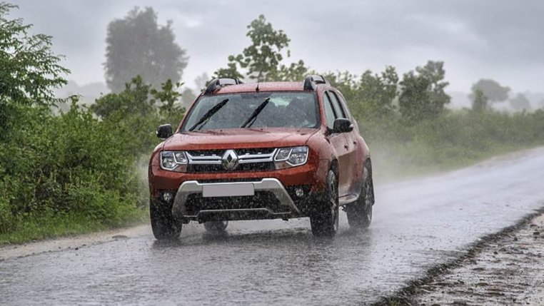 Cách lái xe an toàn trên đường trơn trượt