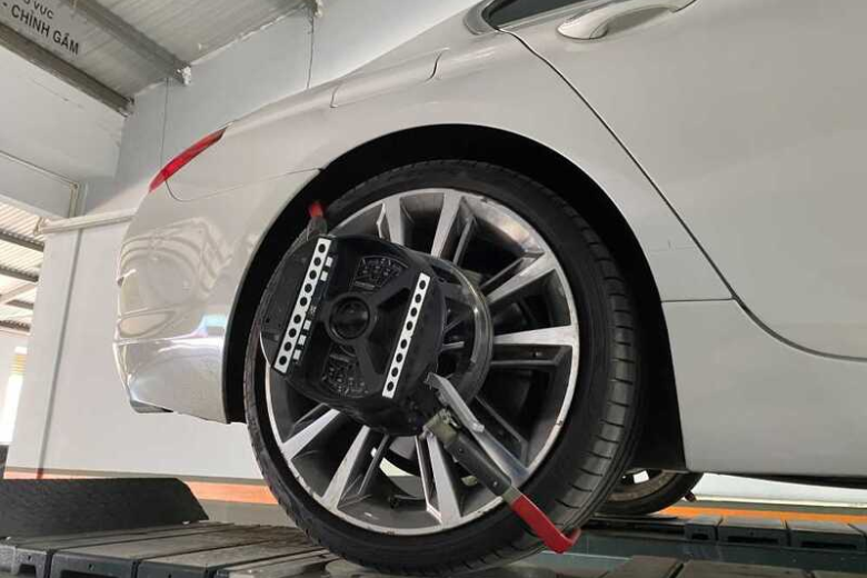 Hậu quả của lốp non hơi: Khi lốp có áp suất thấp hơn quy định, diện tích tiếp xúc với mặt đường sẽ tăng lên và lốp bị biến dạng nhiều hơn. Điều này làm tăng đáng kể lực cản lăn, buộc động cơ phải làm việc vất vả hơn để duy trì vận tốc, từ đó nâng cao mức tiêu hao nhiên liệu.