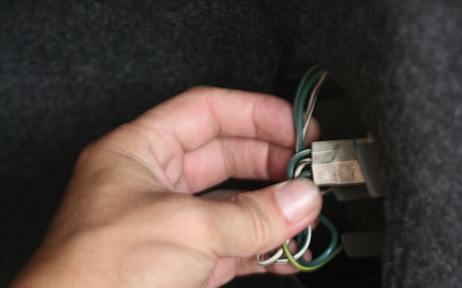 Phá đèn hậu khi bị nhốt trong cốp xe