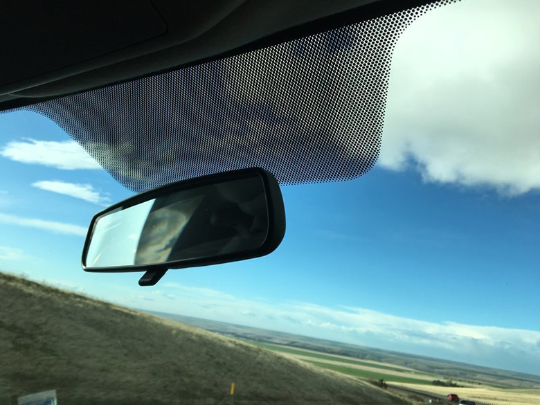 Tác dụng của những dải chấm đen trên kính chắn gió ô tô