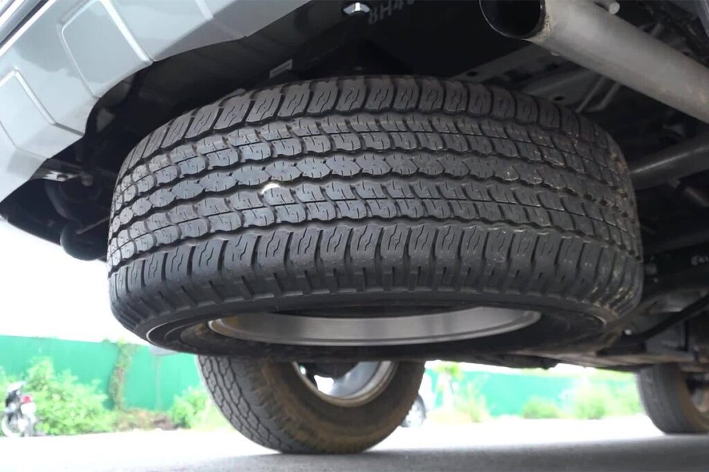 Lốp ô tô dự phòng nên thay thế tạm thời hay tiếp tục sử dụng?