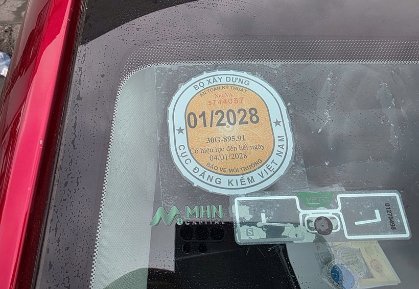 Bỏ dán tem thu phí đường bộ trên kính ô tô khi đăng kiểm