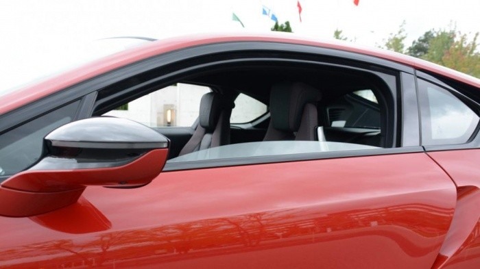 tại sao không nên hạ cửa kính xe khi đang di chuyển