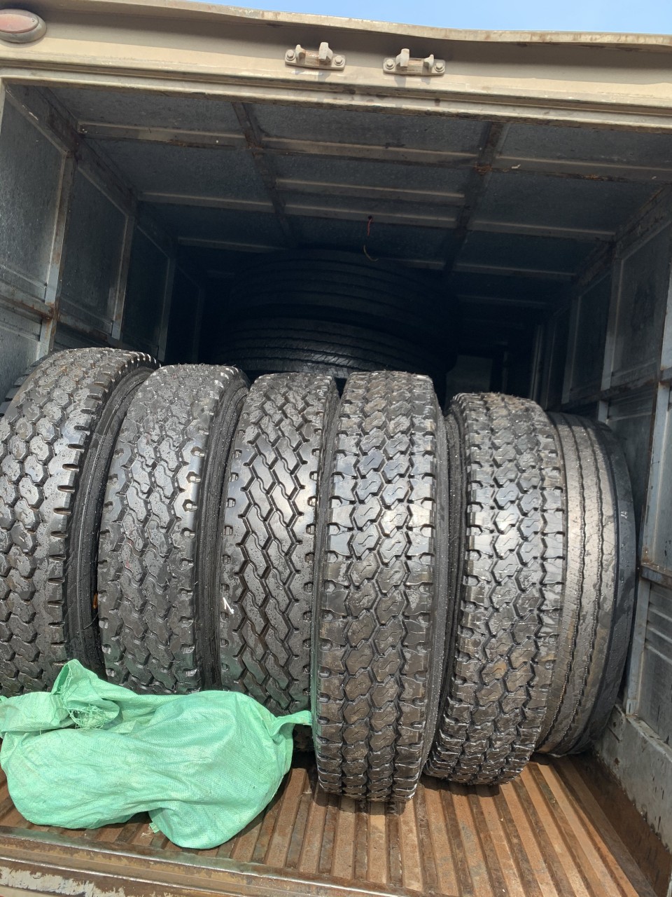 lốp dán gai xuôi giá rẻ tại bình dương