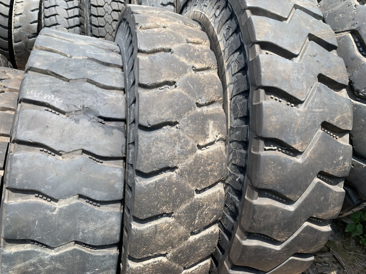 lốp xe chạy hầm mỏ