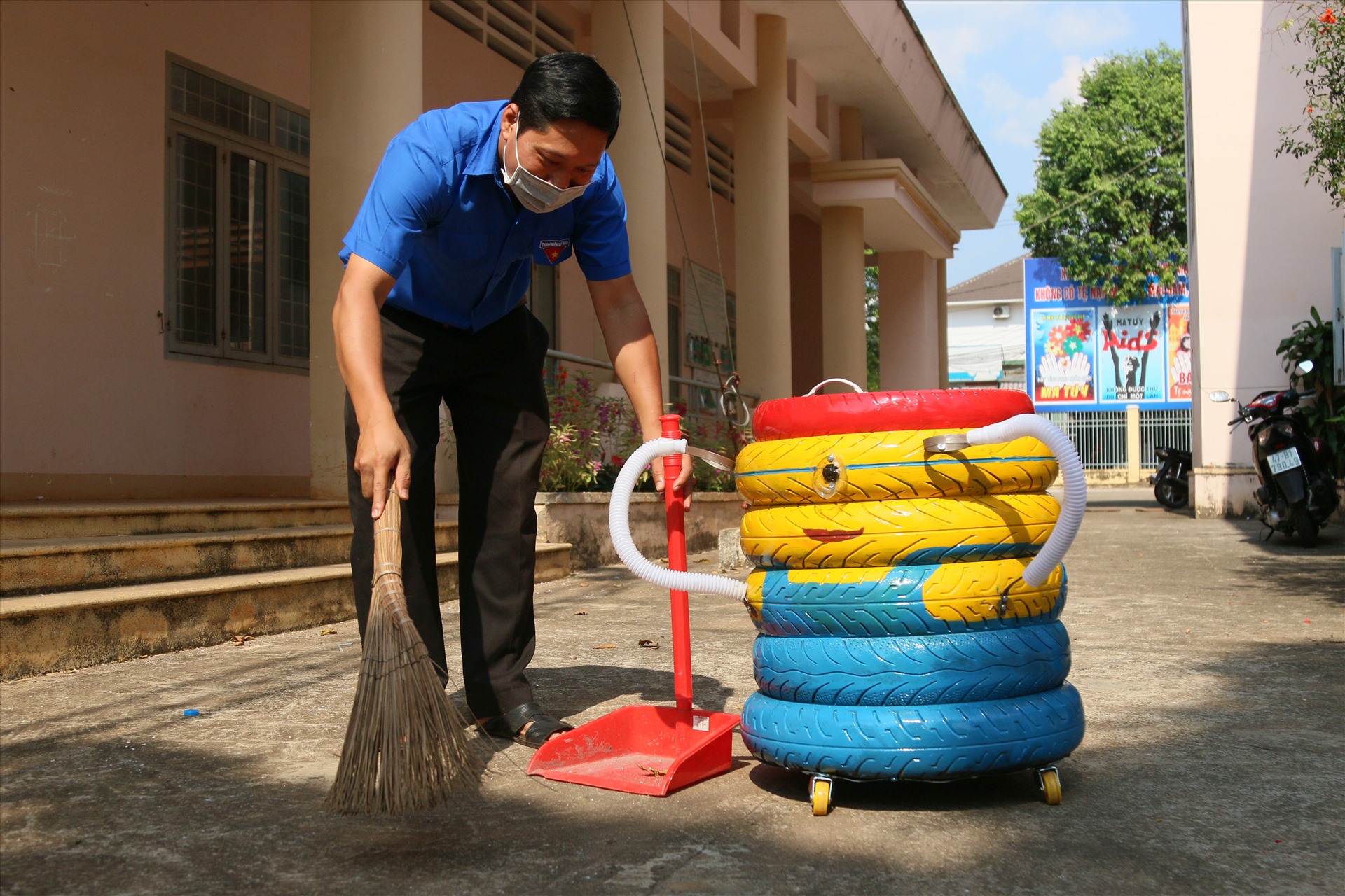 thùng rác lốp xe