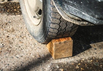 Cách đỗ xe số sàn và số tự động để không bị trôi xe