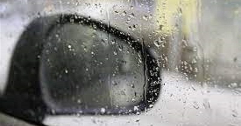 Mẹo xử lý mờ kính, nhòe gương khi lái xe ô tô trời mưa