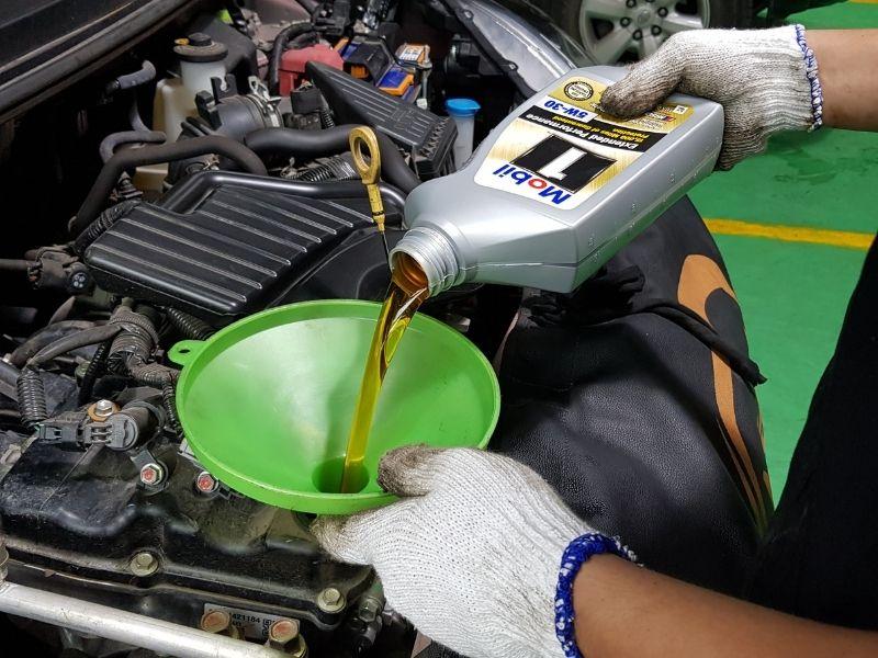 Những điều phải biết khi thay dầu nhớt ô tô