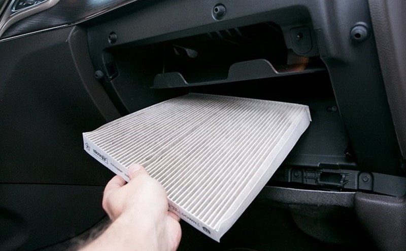 vệ sinh tấm lọc gió ô tô