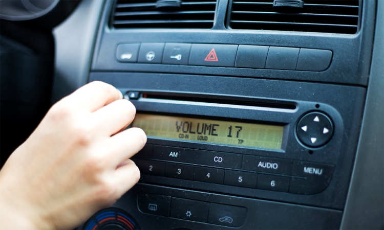 không nên mở nhạc to khi chạy xe