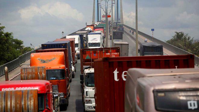 cách xử lý khi gặp nhiều xe container trên đường