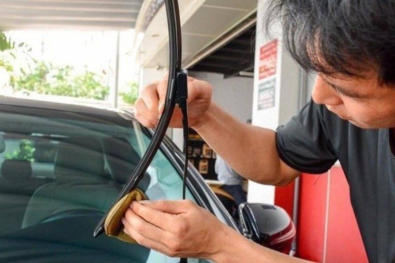 gạt mưa bị ảnh hưởng bởi thời tiết