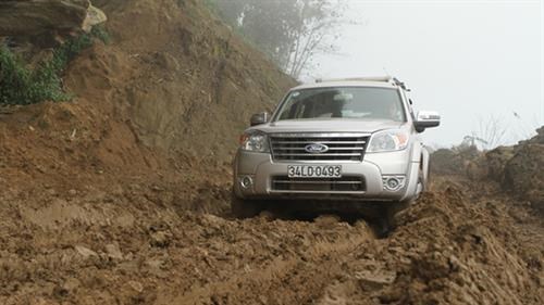 lái xe qua đường lầy