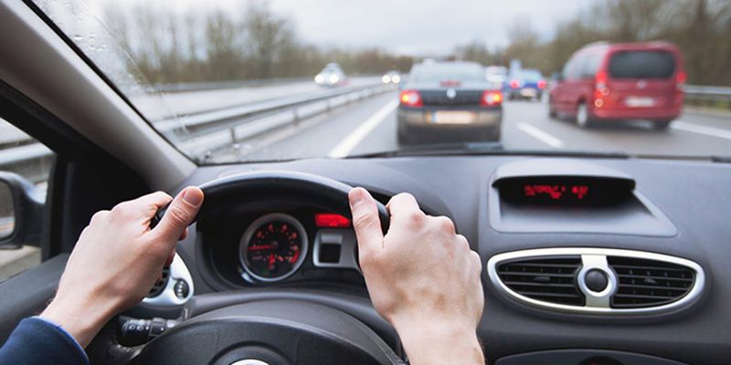 căn đường khi lái xe ô tô