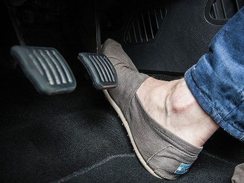 Cách phòng ngừa nhầm chân ga với chân phanh?