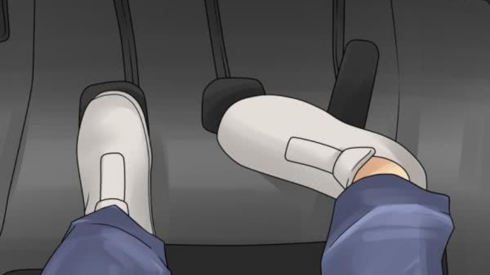 tư thế chân ga và chân phanh sai cách