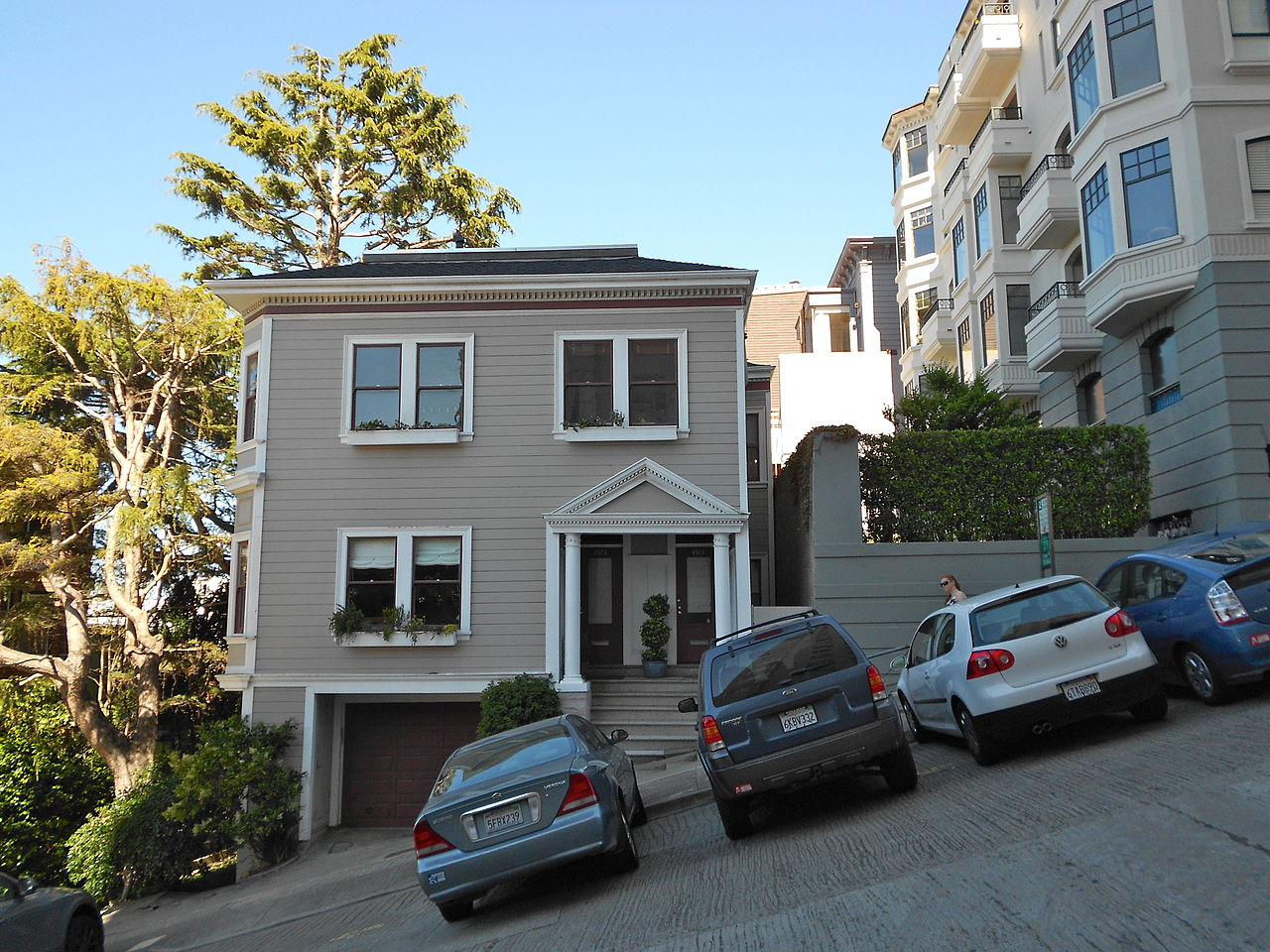 Cách đỗ xe an toàn trên đường dốc