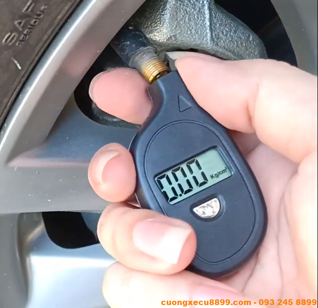 đo áp suất lốp xe ô tô chuẩn