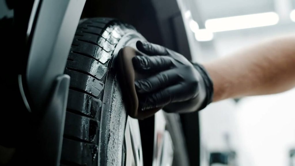 Có nên dùng dưỡng bóng lốp ô tô hay không?