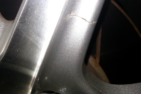 Dấu hiệu cho thấy mâm xe bị nứt