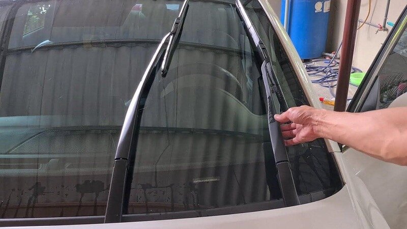 Cách chọn và thay lưỡi cần gạt nước cho xe