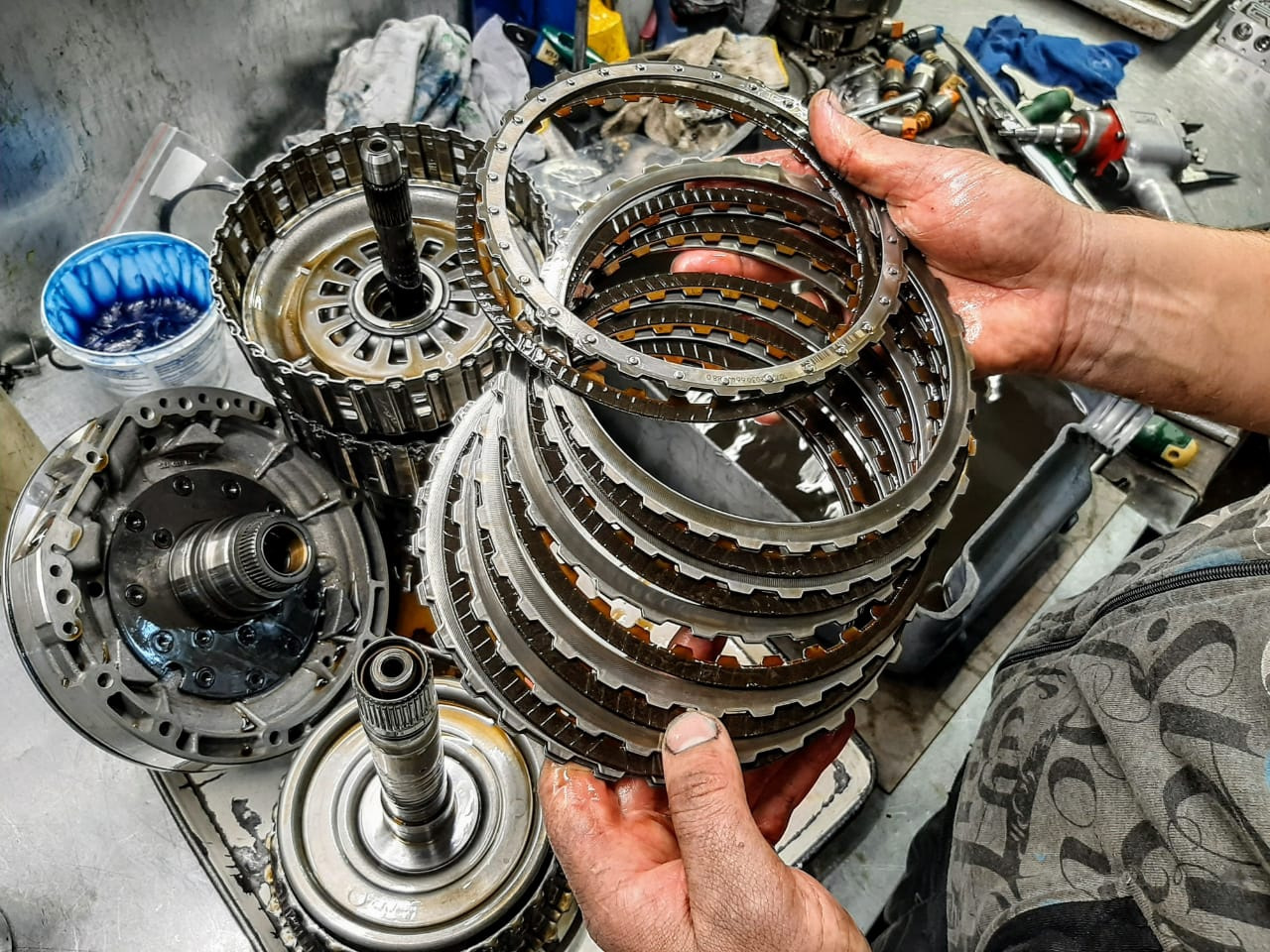 những bộ phận cần bôi trơn trên xe ô tô