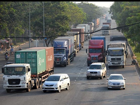 Làm gì khi gặp nhiều xe container trên đường?