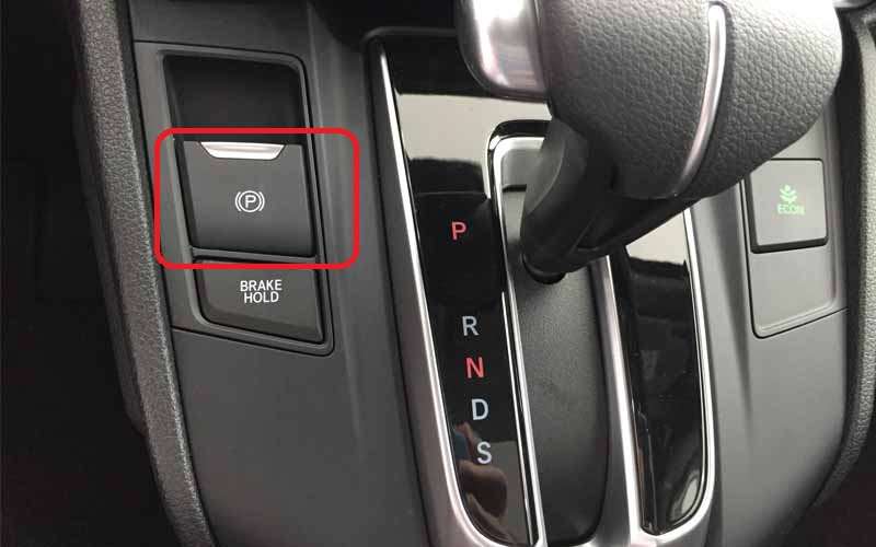 Kéo phanh tay khi xe chưa dừng hẳn