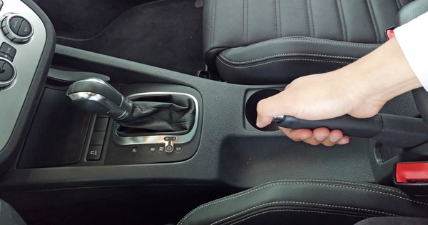 Vì sao không nên về P trước khi kéo phanh tay?