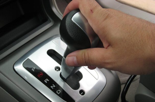 Vì sao không nên chuyển số về N khi ô tô đang lăn bánh?