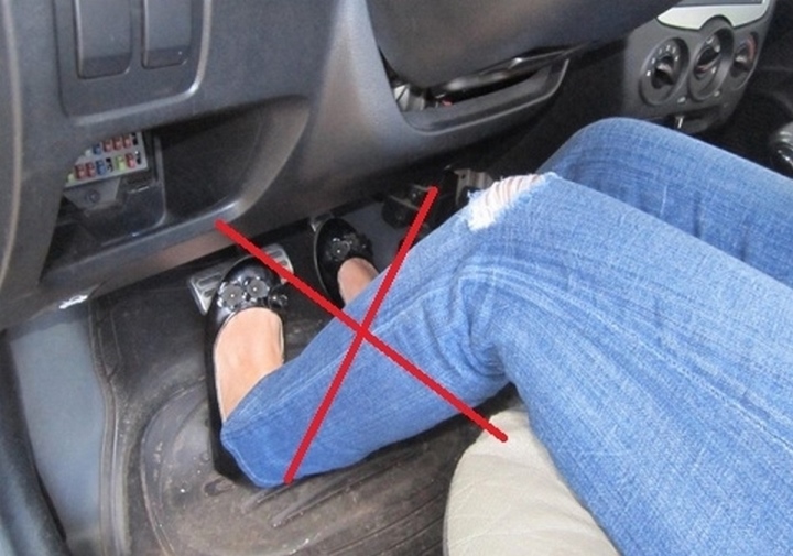 Làm gì để khỏi nhầm chân ga với chân phanh?