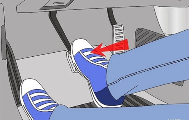 Làm gì để khỏi nhầm chân ga với chân phanh?