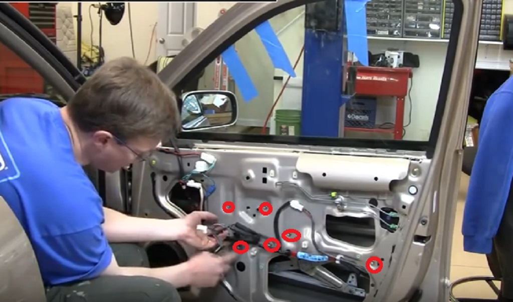 kính xe ô tô bị kẹt