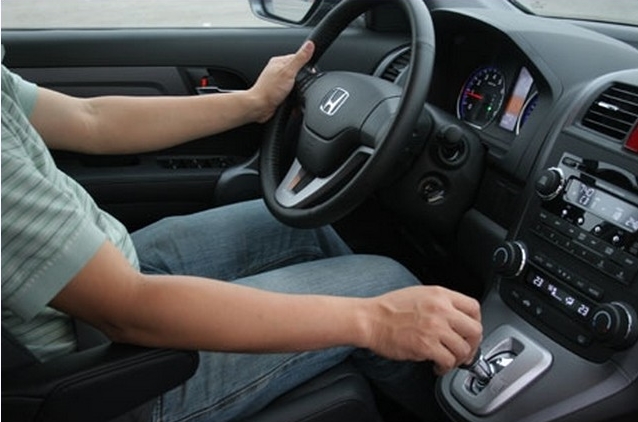 Vì sao không nên chuyển số về N khi ô tô đang lăn bánh?