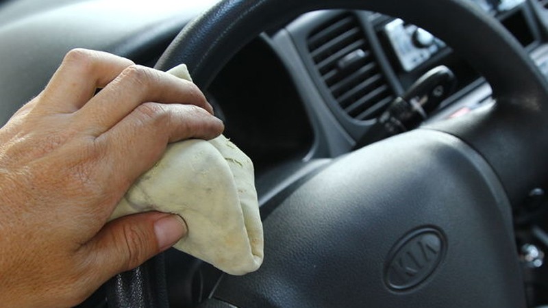 Làm sạch vô lăng đúng cách