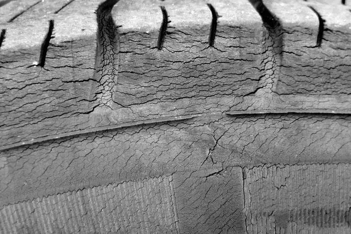 Lốp xe ô tô bị rạn