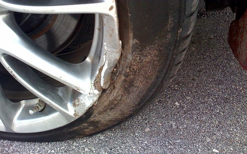 Nguy hiểm nếu bạn lái xe trong tình trạng mâm xe bị nứt